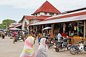 Menschen auf dem Darajani Markt, Stonetown, Sansibar City, Sansibar, Tansania, Afrika