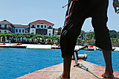 Ausflugsboot und im Hintergrund der Komplex des Tembo Hotel, Stonetown, Sansibar City, Sansibar, Tansania, Afrika