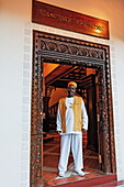 Mann im Eingang des Serena Inn Hotels am Abend, Stonetown, Sansibar City, Sansibar, Tansania, Afrika