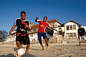 Kinder spielen Fussball am Stadtstrand von Stonetown, Sansibar City, Sansibar, Tansania, Afrika