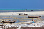 Strand mit Booten beim Dorf Nungwi, Sansibar, Tansania, Afrika
