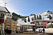 Gebäude vor schneebedecktem Berg, Skigebiet Squaw Valley am Lake Tahoe, Nord Kalifornien, USA, Amerika