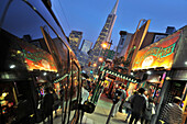 Columbus Avenue mit Transamerica Pyramid am Abend, San Francisco, Kalifornien, USA, Amerika