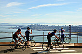 Radfahrer blicken vom Marin County auf San Francisco, Kalifornien, USA, Amerika