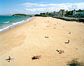 Sonnenbadende am Strand von Playa de Sardinero, Santander, Kantabrien, Spanien