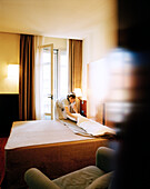 Zimmermädchen, Zimmer im Catalonia Zaragoza Plaza Hotel , 4 Sterne, c/ Manifestacion, Zaragoza, Aragonien, Spanien
