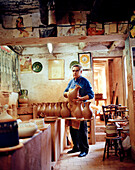 Töpfer fertigt Sangria Krüge in Familienwerkstatt, c/Valencia 44, Úbeda, Andalusien, Spanien