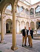 Burgherr mit Sohn im Innenhof des Castillo de Canena, Canena, bei Úbeda, Andalusien, Spanien