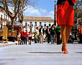 Kinder tragen Sänfte mit Kreuz, Fiesta de las Cruces, Baeza, Andalusien, Spanien