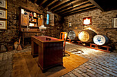 Abgeschlossene Kammer mit seltenen Whisky in der Strathisla Distillery in Keith, Aberdeenshire, Schottland