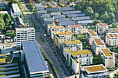 Wohnhäuser mit Grasdächern und Solardächern, Vauban-Viertel, Freiburg im Breisgau, Baden-Württemberg, Deutschland