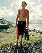Junge vor Stadtstrand in Ribeira Grande, Nordküste der Insel Sao Miguel, Azoren, Portugal