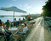 Café/Bar auf der Promenade, Ave. Infante Dom Henrique, Ponta Delgada, Insel Sao Miguel, Azoren, Portugal