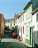 Strassenleben zwischen Fischerhäusern, Küstenstädchen Rabo de Peixe, Insel Sao Miguel, Azoren, Portugal