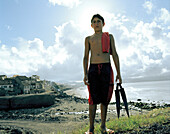 Junge vor Stadtstrand in Ribeira Grande, Nordküste der Insel Sao Miguel, Azoren, Portugal