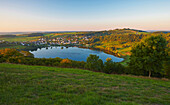 Dauner Maare, Schalkenmehrener Maar bei Daun im Morgenlicht, Eifel, Rheinland-Pfalz, Deutschland, Europa