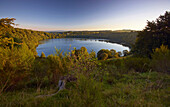 Dauner Maare, Schalkenmehrener Maar bei Daun im Morgenlicht, Eifel, Rheinland-Pfalz, Deutschland, Europa