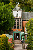 Rathaus und Statue von Herkules, Das Dorf Portmeirion, 1926 gegründet vom walisischen Architekt Sir Clough Williams-Ellis, Wales, Großbritannien