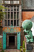 Skulptur von Hercules vor dem Rathaus, Das Dorf Portmeirion, 1926 gegründet vom walisischen Architekt Sir Clough Williams-Ellis, Wales, Großbritannien