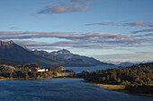 Morgenlicht am Lago Moreno, Blick zum Hotel Llao Llao und zum Lago Nahuel Huapi, bei San Carlos de Bariloche, Rio Negro, Patagonien, Argentinien