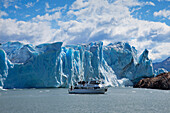 Ship in front of the Perito Moreno glacier, Lago Argentino, Los Glaciares National Park, near El Calafate, Patagonia, Argentina