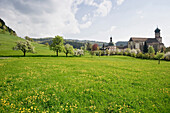 Blick über Wiesen zum Kloster St. Trudpert, Münstertal, Südschwarzwald, Baden-Württemberg, Deutschland, Europa