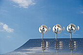 Kleine Windräder und Solaranlage auf dem Dach des Hotel Victoria, Freiburg im Breisgau, Baden-Württemberg, Deutschland, Europa