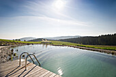 Pool des Hotel Halde im Sonnenlicht, Schauinsland, Schwarzwald, Baden-Württemberg, Deutschland, Europa