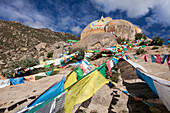 Gebetsfahnen im Drepung Klosterkomplex bei Lhasa, autonomes Gebiet Tibet, Volksrepublik China