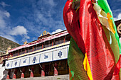 Gebetsfahnen im Drepung Klosterkomplex bei Lhasa, autonomes Gebiet Tibet, Volksrepublik China