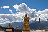 Blick vom Dach des Drepung Klosterkomplex bei Lhasa, autonomes Gebiet Tibet, Volksrepublik China
