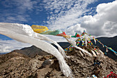 Gebetsfahnen im Transhimalaya-Gebirge auf dem Khampa La Pass bei Lhasa, autonomes Gebiet Tibet, Volksrepublik China