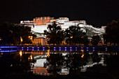 Potala-Palast bei Nacht, Residenz und Regierungssitz der Dalai Lamas in Lhasa, autonomes Gebiet Tibet, Volksrepublik China