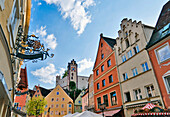 Häuser und Schloß Füssen unter Wolkenhimmel, Füssen, Ostallgäu, Deutschland, Europa