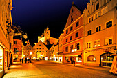 Beleuchtete Häuser in der Fußgängerzone und Schloß Füssen am Abend, Füssen, Ostallgäu, Deutschland, Europa