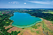 Luftaufnahme vom Pilsensee im Sonnenlicht, Lkr. Starnberg, Oberbayern, Deutschland, Europa