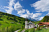 Kirche in den Bergen unter weissen Wolken, Maria Gern, Berchtesgadener Land, Oberbayern, Deutschland, Europa