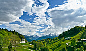 Maria Gern mit Watzmann unter Wolkenhimmel, Berchtesgadener Land, Oberbayern, Deutschland, Europa