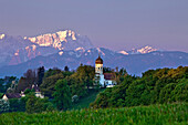 Blick auf die Kirche von Holzhausen und Zugspitze, Oberbayern, Deutschland, Europa