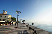 Uferpromenade am Gardasee, Lazise, Venetien, Italien