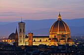 Stadtansicht mit der Kathedrale Santa Maria del Fiore am Abend, Florenz, Toskana, Italien