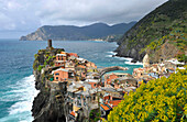 Blick über Vernazza, Cinque Terre, Ligurien, Italien