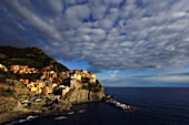 Blick auf Küste und die Häuser von Manarola, Cinque Terre, Ligurien, Italien, Europa