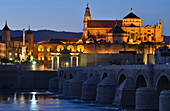 Beleuchtete Kathedrale La Mezquita, römische Brücke und der Fluss Guadalquivir am Abend, Cordoba, Andalusien, Spanien, Europa