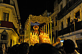 Menschen bei der Prozession am Palmsonntag bei Nacht, Semana Santa, Sevilla, Andalusien, Spanien, Europa