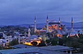 Beleuchtete Hagia Sophia am Abend, Istanbul, Türkei