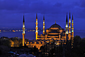 Die beleuchtete Hagia Sophia am Abend, Istanbul, Türkei, Europa