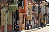 Strassenszene, Blick auf alte Holzhäuser, Istanbul, Türkei, Europa