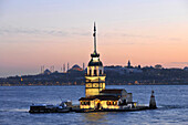 Leanderturm im Bosporus am Abend, Istanbul, Türkei