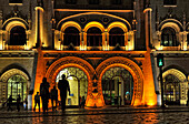 Beleuchteter Bahnhof Lissabon Rossio am Abend, Lissabon, Portugal